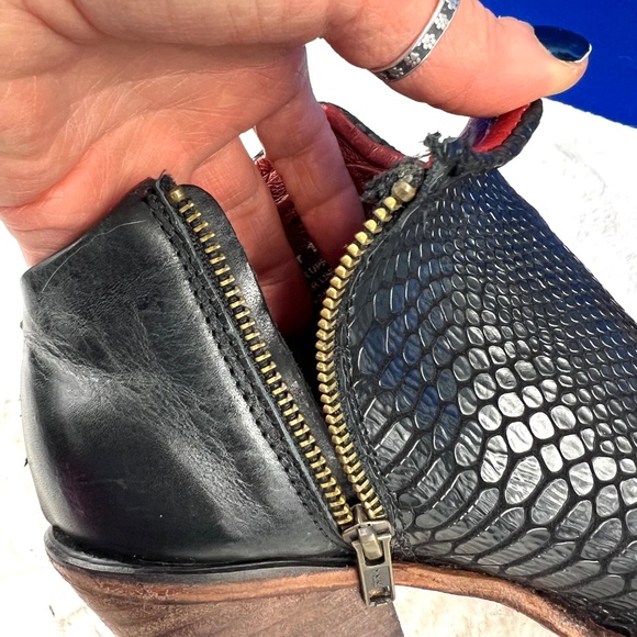 🚫SOLD! |•FREEBIRD🦅BY STEVEN•| GORGEOUS DETROIT Black Snake Booties Size 10 - Picture 11 of 16